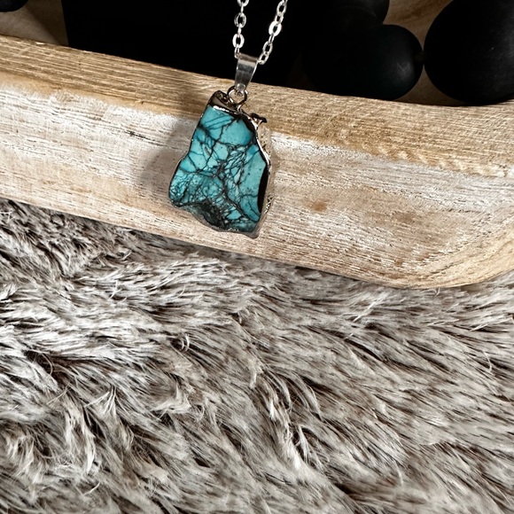 Turquoise and silver tone Pendant Necklace - Picture 8 of 12